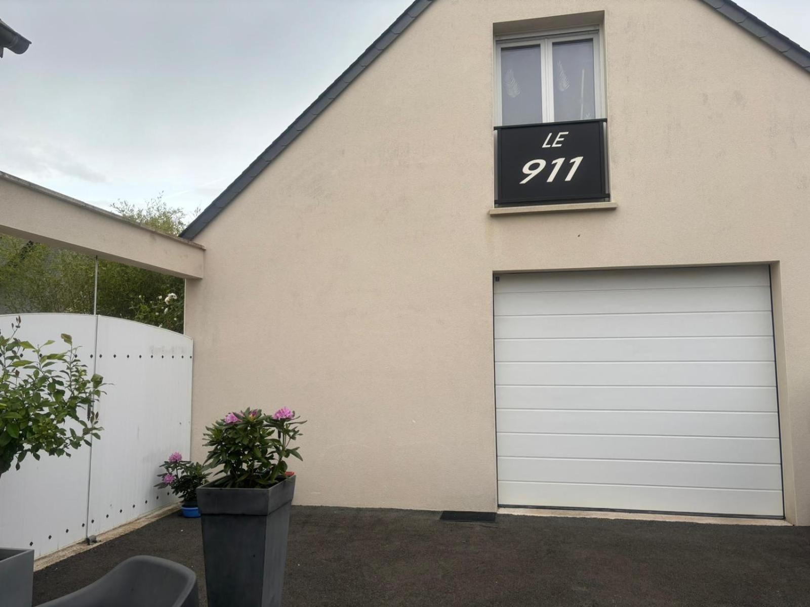 Le 911 Hotel Nazelles-Negron Bagian luar foto