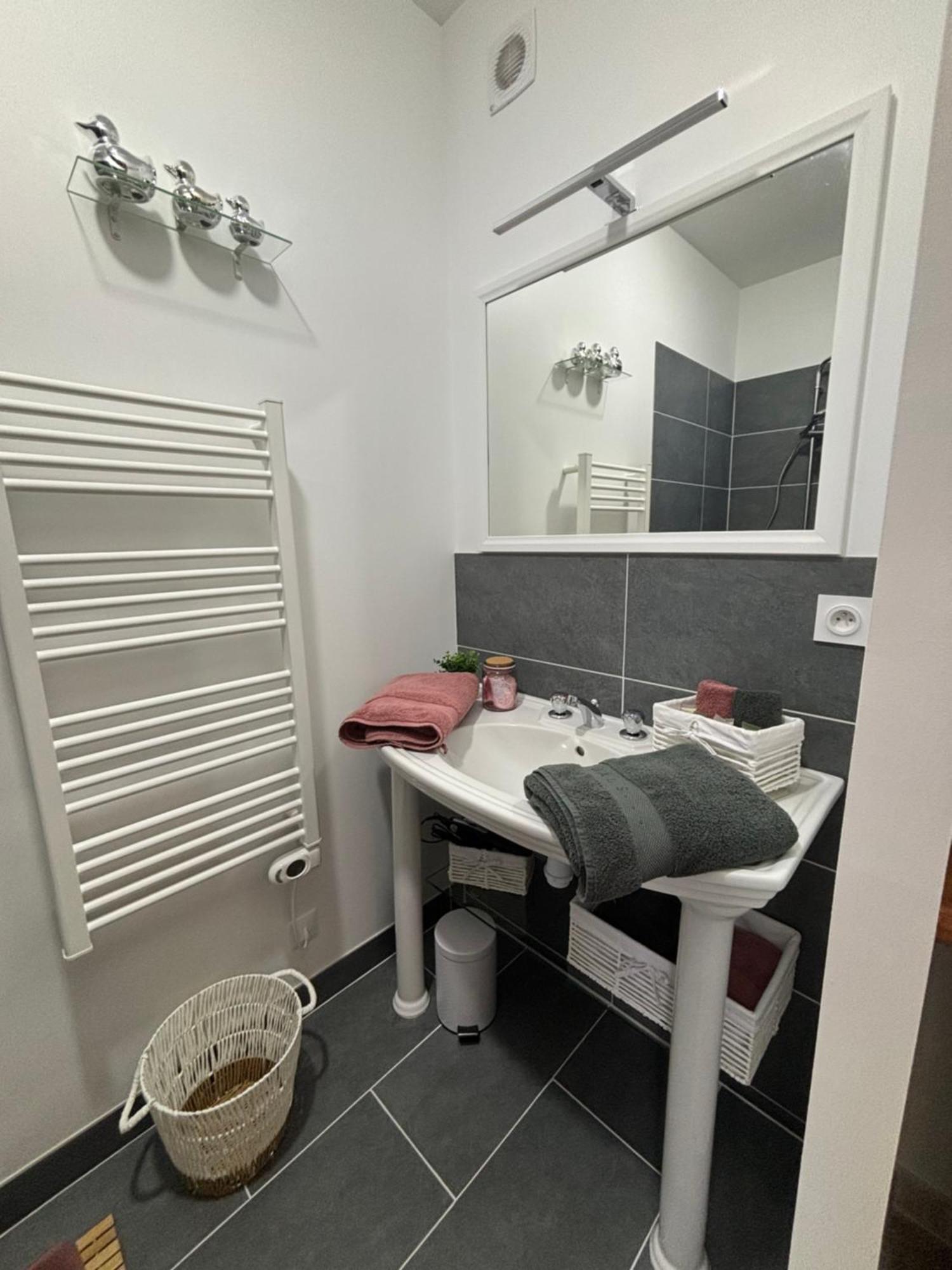 Le 911 Hotel Nazelles-Negron Bagian luar foto