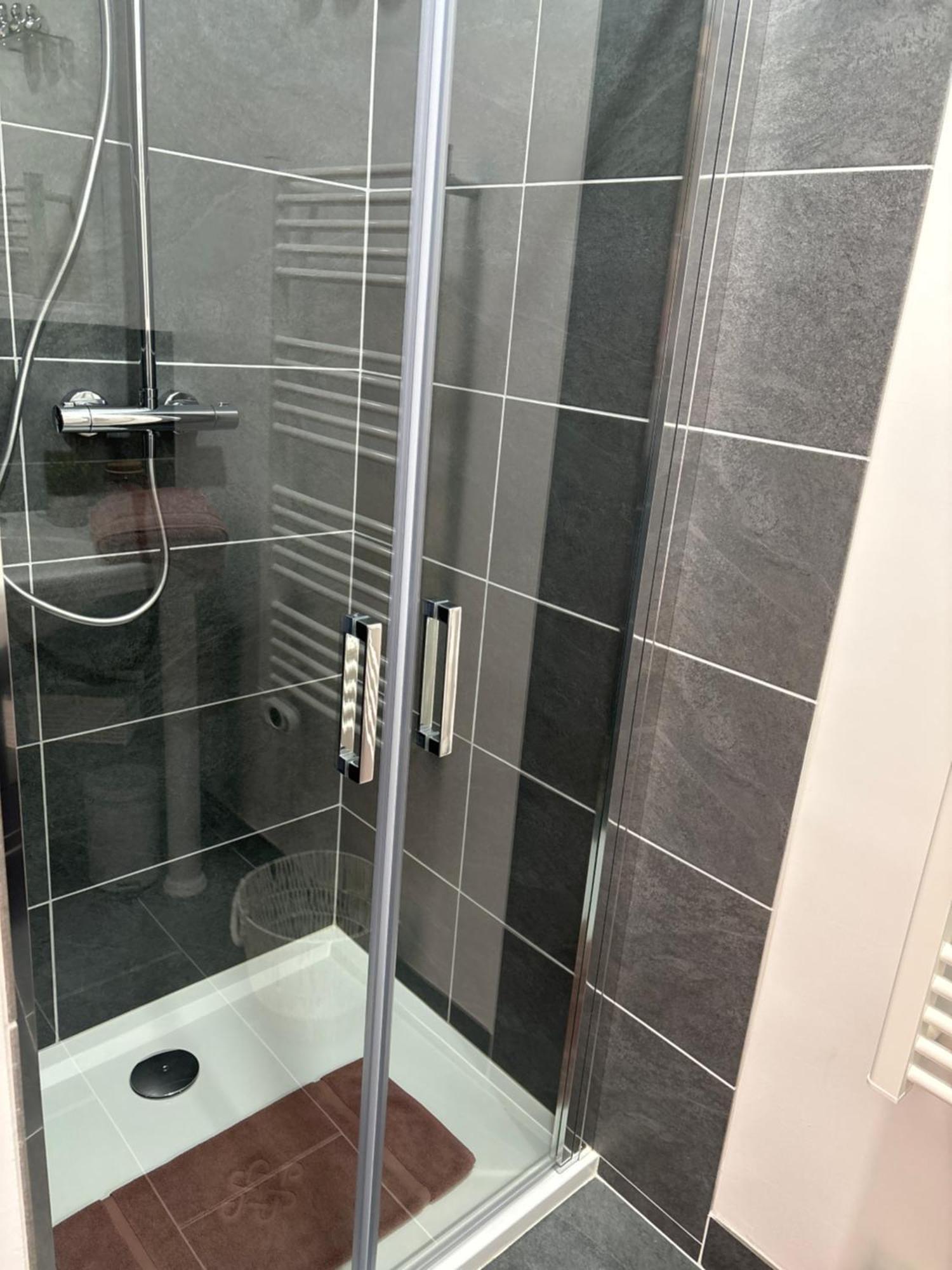 Le 911 Hotel Nazelles-Negron Bagian luar foto
