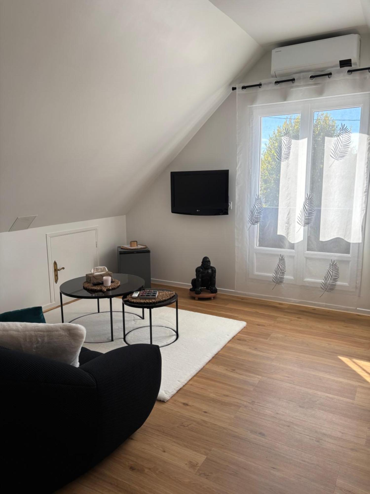 Le 911 Hotel Nazelles-Negron Bagian luar foto